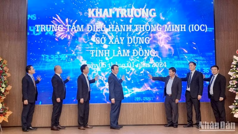Phó Chủ tịch Ủy ban nhân dân tỉnh Lâm Đồng Phạm S (giữa) và lãnh đạo sở, ngành liên quan, VNPT Lâm Đồng thực hiện nghi thức khai trương.