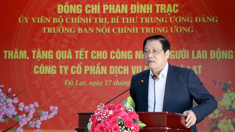 Đồng chí Phan Đình Trạc phát biểu chúc Tết tại Công ty cổ phần dịch vụ đô thị Đà Lạt.