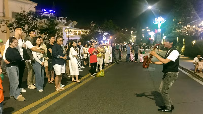 Âm nhạc đường phố trên tuyến phố đi bộ. Âm nhạc đường phố trên tuyến phố đi bộ.