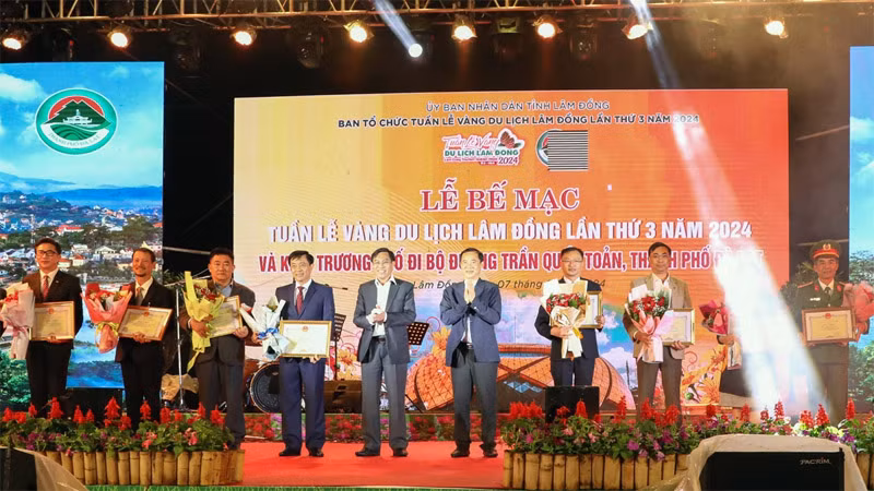 Quyền Bí thư Tỉnh ủy Lâm Đồng Nguyễn Thái Học và Phó Chủ tịch Ủy ban nhân dân tỉnh Võ Ngọc Hiệp khen thưởng các tập thể có thành tích xuất sắc trong Tuần lễ vàng du lịch.