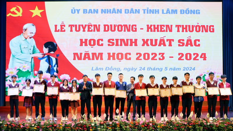 Các học sinh xuất sắc được tặng bằng khen của Ủy ban nhân dân tỉnh Lâm Đồng.