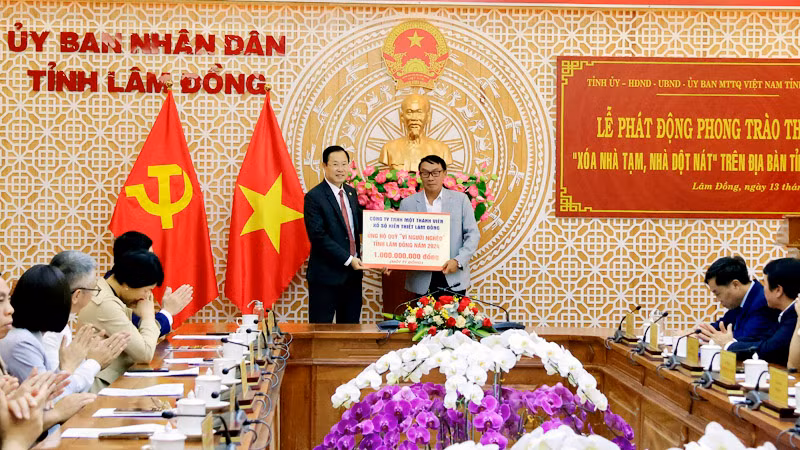 Công ty TNHH một thành viên Xổ số kiến thiết Lâm Đồng ủng hộ 1 tỷ đồng.