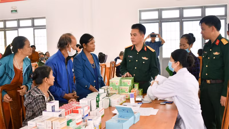 Đoàn công tác Học viện Lục quân cấp thuốc miễn phí cho người dân.