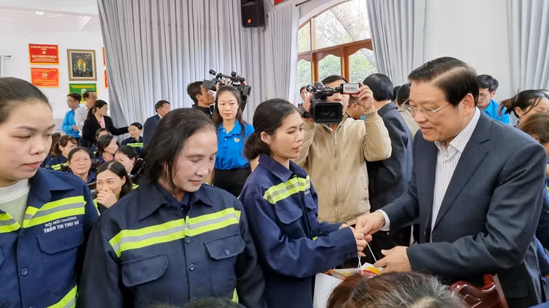 Đồng chí Phan Đình Trạc trao quà Tết tặng người lao động Công ty cổ phần dịch vụ đô thị Đà Lạt.