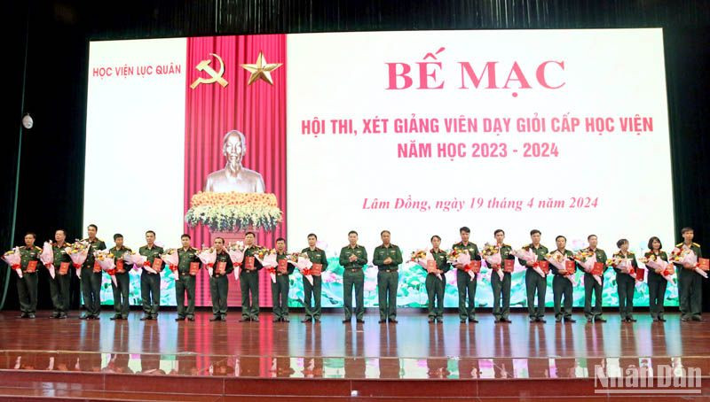 Học viện Lục quân công nhận 20 giảng viên đạt danh hiệu Giảng viên dạy giỏi cấp học viện, năm học 2023-2024.