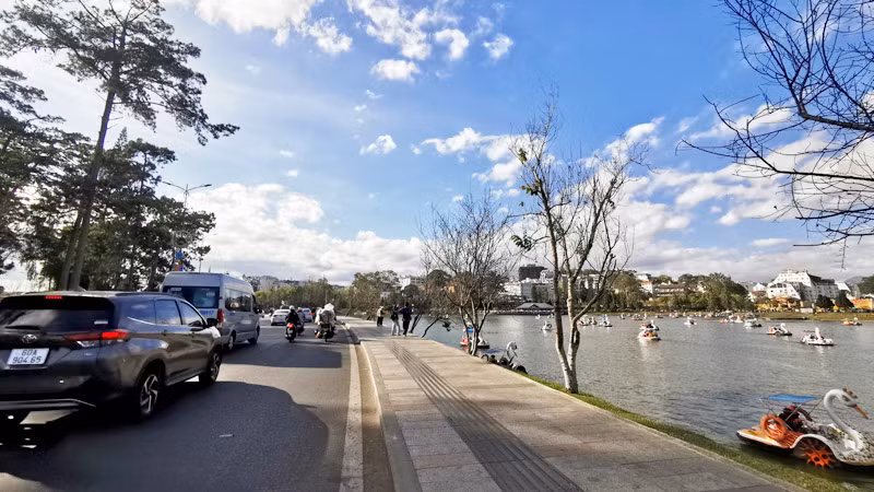 Cung đường bên hồ Xuân Hương vào trung tâm phố núi Đà Lạt ngày mùng 5 Tết.