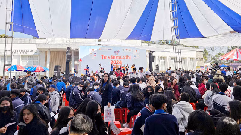 Hơn 2.000 học sinh của các trường trung học phổ thông trên địa bàn thành phố Đà Lạt tham gia chương trình.