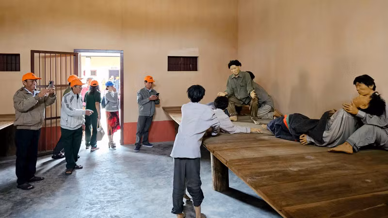 Các cựu tù yêu nước thăm lại Nhà lao thiếu nhi Đà Lạt.