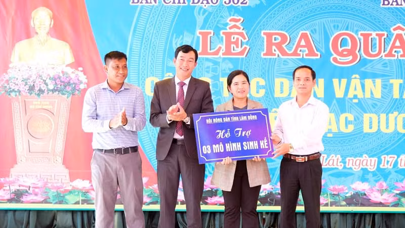 Hội Nông dân tỉnh Lâm Đồng trao biểu trưng hỗ trợ mô hình sinh kế tại lễ ra quân làm công tác dân vận.