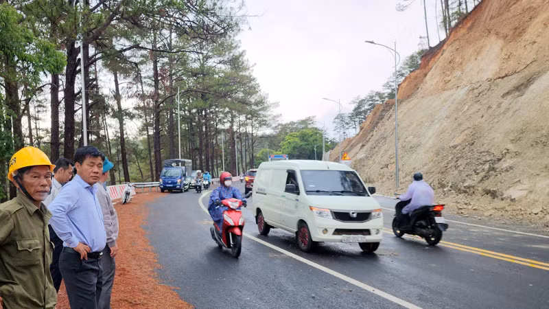 Lãnh đạo thành phố Đà Lạt và Ban Quản lý Dự án giao thông tỉnh Lâm Đồng đến hiện trường chỉ đạo khắc phục sạt lở.