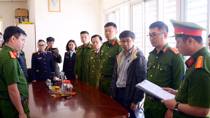 Cơ quan chức năng thực hiện lệnh khởi tố và bắt tạm giam bị can.