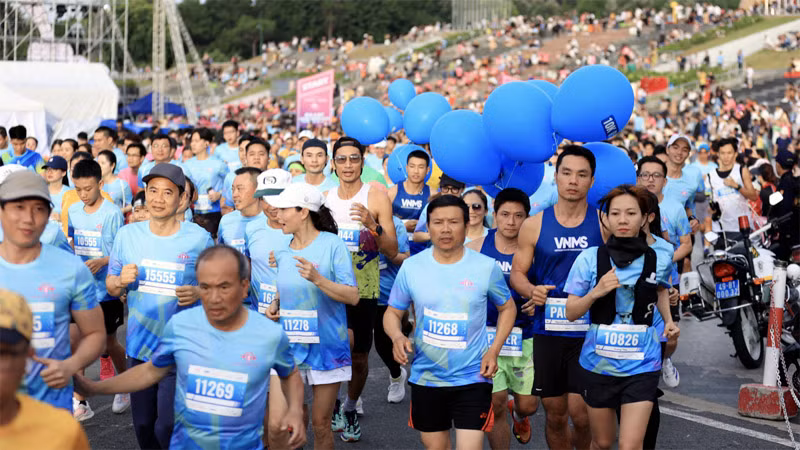 Giải chạy bộ âm nhạc - Dalat music night run 2024 thu hút nhiều người tham gia.