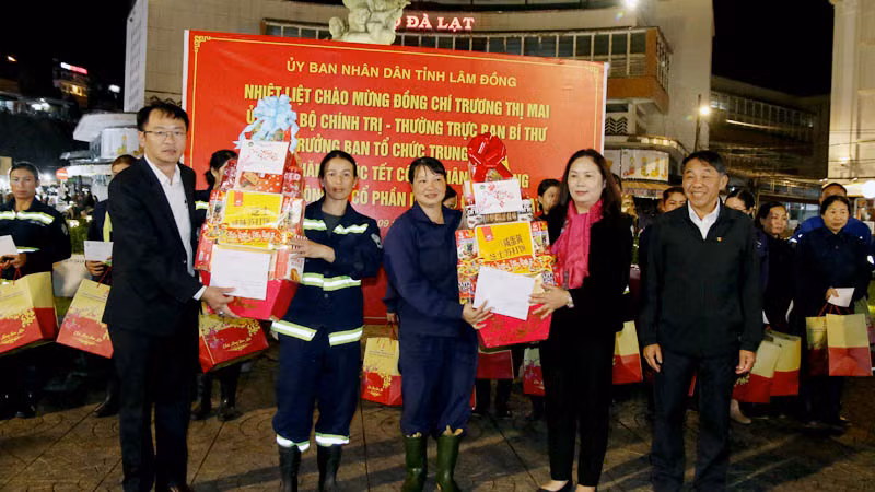 Lãnh đạo thành phố Đà Lạt trao quà Tết tặng Công ty cổ phần Dịch vụ đô thị Đà Lạt và đội vệ sinh chợ Đà Lạt.