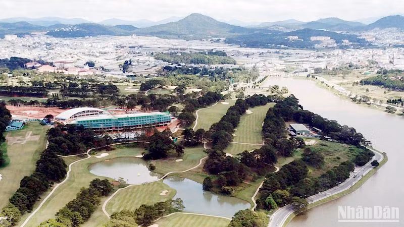 Hai khối công trình xây dựng sai phạm tại sân golf Đồi Cù Đà Lạt. 