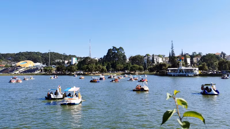 Trên hồ Xuân Hương-Đà Lạt dịp Tết Nguyên đán 2024.