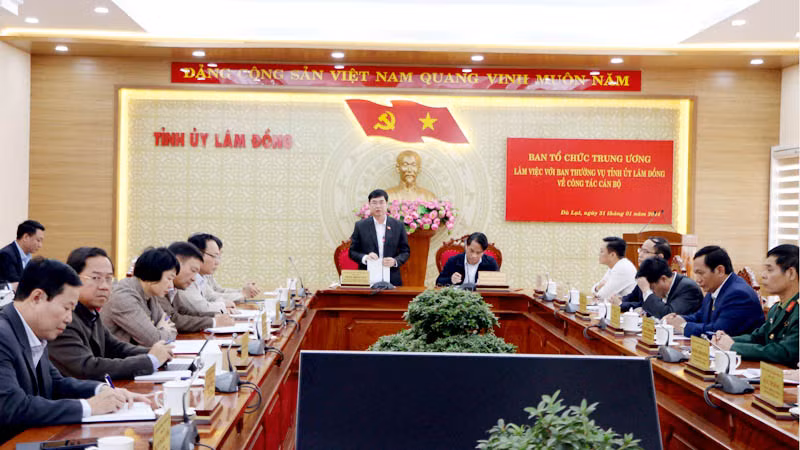 Đồng chí Trần Đình Văn phát biểu ý kiến tại buổi làm việc.