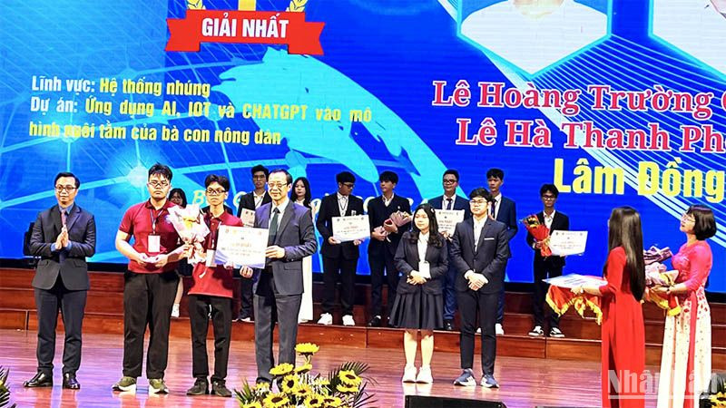 Thứ trưởng Bộ Giáo dục và Đào tạo Phạm Ngọc Thưởng trao giải nhất cho dự án của học sinh Lâm Đồng. Ảnh: Sở Giáo dục và Đào tạo Lâm Đồng.