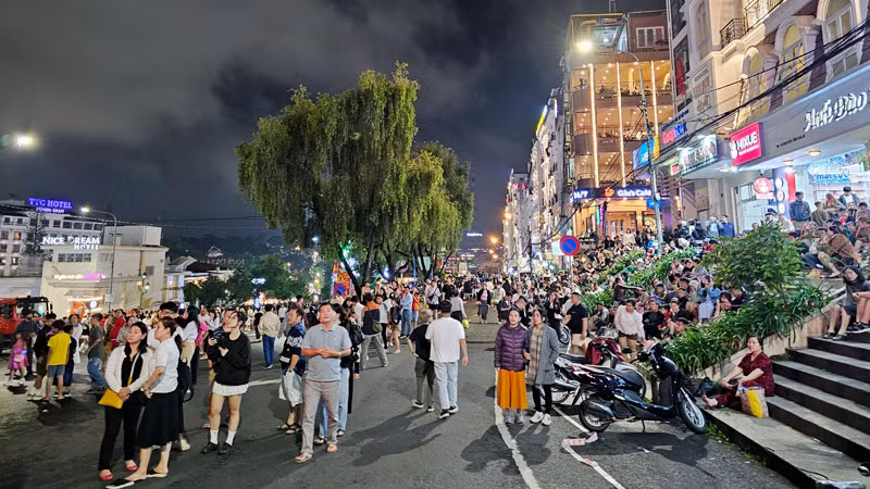 Khu vực trung tâm thành phố Đà Lạt đêm khai mạc.