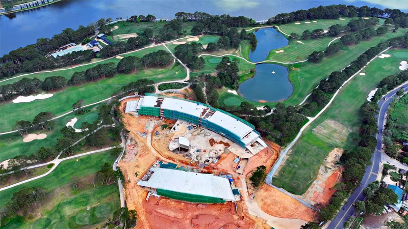 Toàn cảnh công trình không phép, sai phép tòa nhà câu lạc bộ golf tại sân golf Đà Lạt.