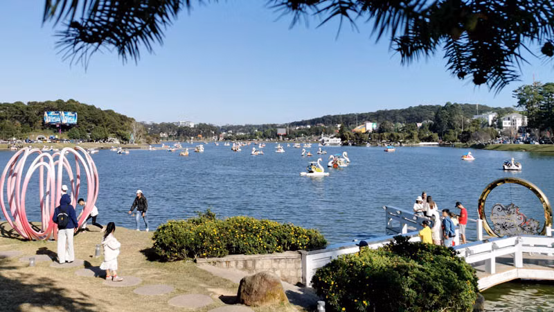 Lượng khách du Xuân 2024 tại phố núi Đà Lạt tăng 22,4% so với cùng kỳ năm 2023. Lượng khách du Xuân 2024 tại phố núi Đà Lạt tăng 22,4% so với cùng kỳ năm 2023.