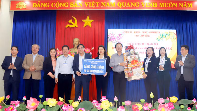 Lãnh đạo tỉnh Lâm Đồng trao công trình trị giá 600 triệu đồng tặng Đảng bộ, chính quyền và nhân dân phường B'Lao, thành phố Bảo Lộc. Ảnh: K.P