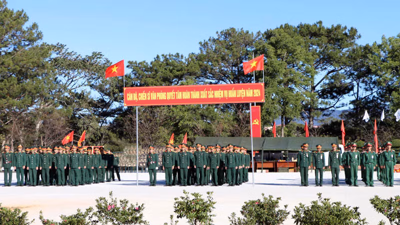 Cán bộ, chiến sĩ Học viện Lục quân tham gia buổi lễ.