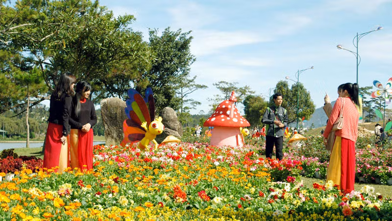 Du khách đến với thành phố ngàn hoa Đà Lạt. Du khách đến với thành phố ngàn hoa Đà Lạt.