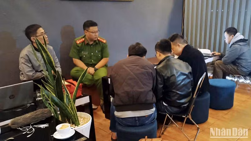 Lực lượng chức năng xử lý vụ việc.