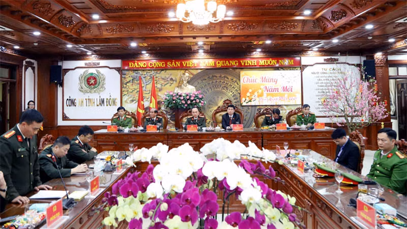 Quang cảnh chương trình gặp mặt đêm giao thừa Tết Nguyên đán Giáp Thìn 2024 tại Công an tỉnh Lâm Đồng.