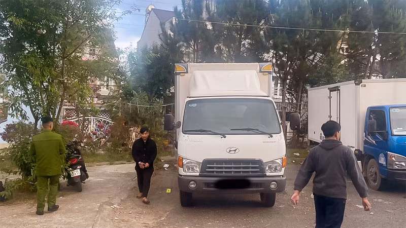 Dựng lại hiện trường vụ trộm bình ắc-quy trên địa bàn phường 8, thành phố Đà Lạt.