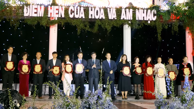 Quyền Bí thư Tỉnh ủy Lâm Đồng Nguyễn Thái Học và Phó Chủ tịch Ủy ban nhân dân tỉnh Võ Ngọc Hiệp trao biểu trưng tặng các cơ quan, doanh nghiệp đồng hành Tuần lễ vàng du lịch Lâm Đồng năm 2024.