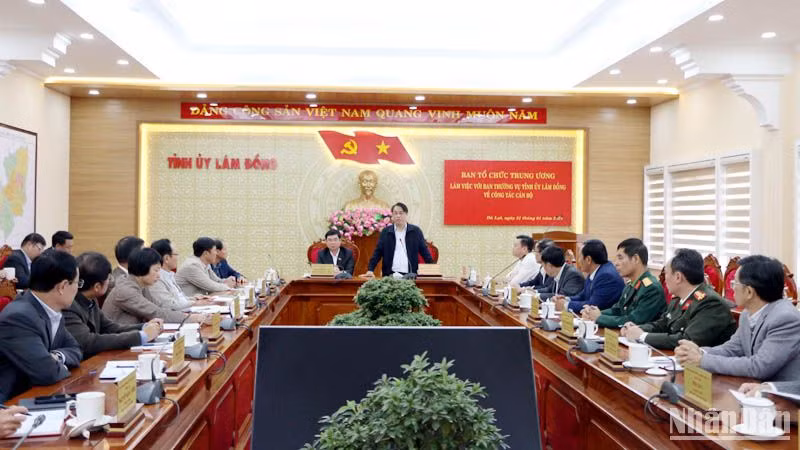 Quang cảnh buổi làm việc.