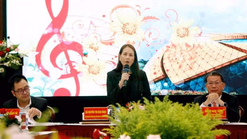 Phó Giám đốc Sở Văn hóa, Thể thao và Du lịch Lâm Đồng Nguyễn Thị Bích Ngọc phát biểu ý kiến tại tọa đàm.