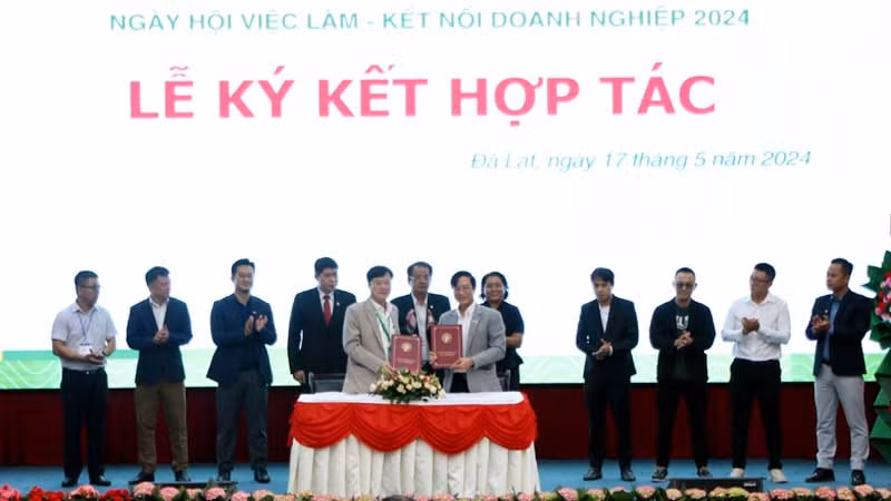 Trường Đại học Đà Lạt ký kết hợp tác với các doanh nghiệp.