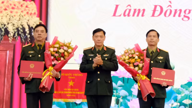 Thiếu tướng Đỗ Minh Xương trao quyết định chức danh Phó Giáo sư cho Đại tá Nguyễn Văn Hậu và Đại tá Dương Văn Thiên.