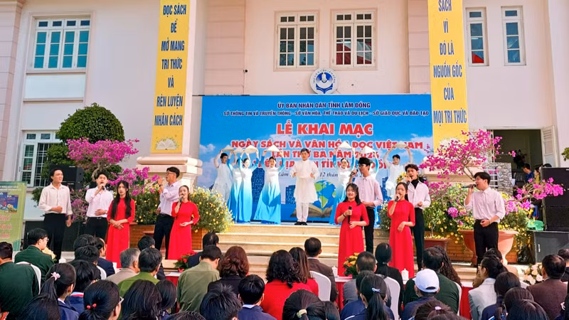 Quang cảnh khai mạc.