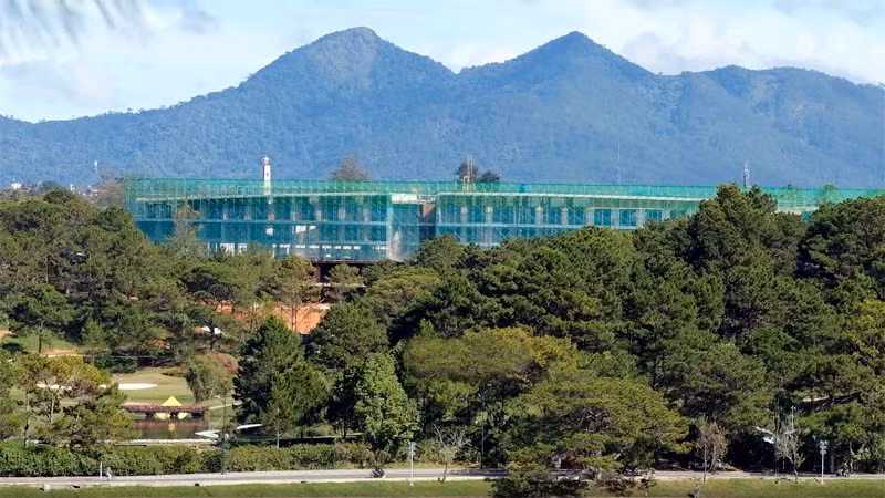 Công trình sai phạm nhìn từ quảng trường Lâm Viên, thành phố Đà Lạt về hướng núi Langbiang.