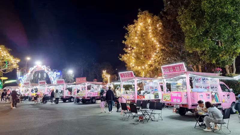 Khu ẩm thực đêm tại khuôn viên Vườn hoa thành phố Đà Lạt.