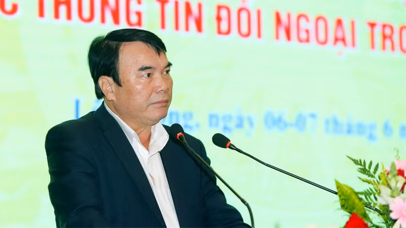 Phó Chủ tịch Ủy ban nhân dân tỉnh Lâm Đồng Phạm S phát biểu ý kiến tại hội nghị.