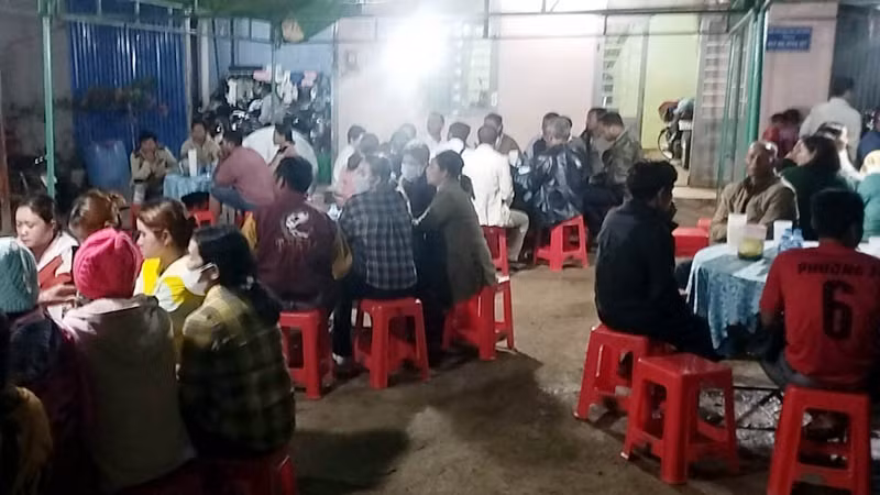 Người dân đến chia sẻ nỗi đau với gia đình có trẻ bị đuối nước thương tâm. (Ảnh: CTV)