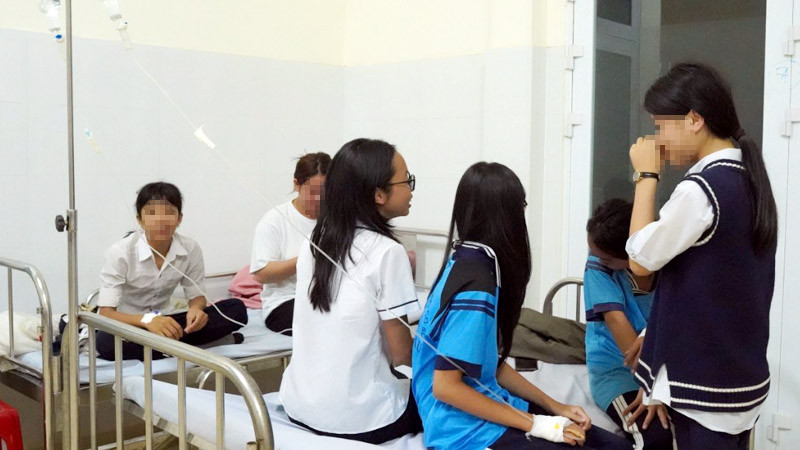 Các học sinh có biểu hiện chóng mặt, buồn nôn... sau khi ăn kẹo không rõ nguồn gốc được đưa đến trung tâm y tế kiểm tra sức khỏe.
