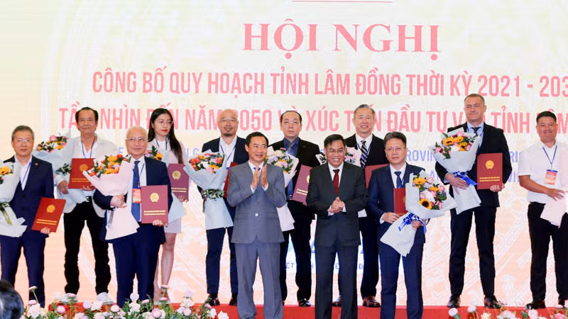 Lãnh đạo tỉnh Lâm Đồng trao giấy chứng nhận đăng ký đầu tư, quyết định chấp thuận chủ trương đầu tư cho các doanh nghiệp.