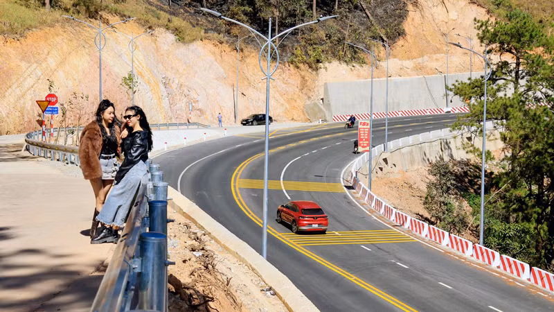 Du khách trải nghiệm tuyến đèo Prenn và chụp hình lưu niệm.