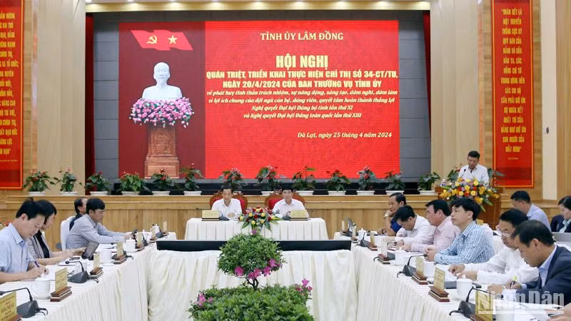 Các đồng chí Thường trực Tỉnh ủy Lâm Đồng chủ trì hội nghị.