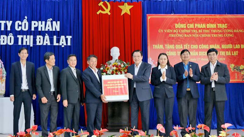 Đồng chí Phan Đình Trạc và đoàn công tác trao quà Tết tặng tập thể Công ty cổ phần dịch vụ đô thị Đà Lạt.