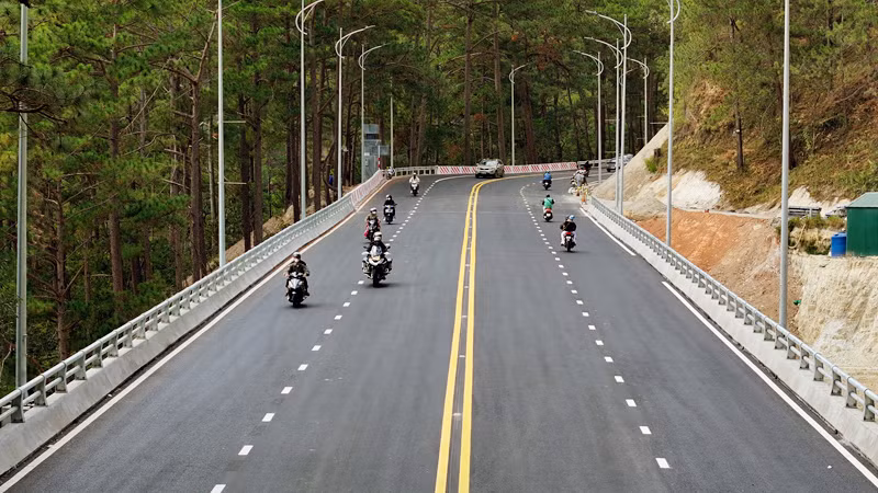 Các phương tiện giao thông (trừ xe tải) lưu thông trên tuyến đèo Prenn tốc độ tối đa không quá 60km/h.