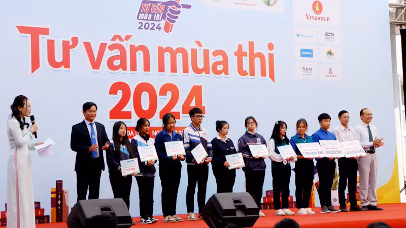 Ban tổ chức trao học bổng tặng các học sinh giỏi tại thành phố Đà Lạt.