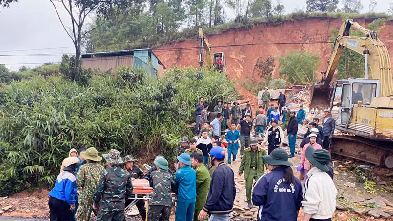 Lực lượng chức năng triển khai công tác cứu hộ.