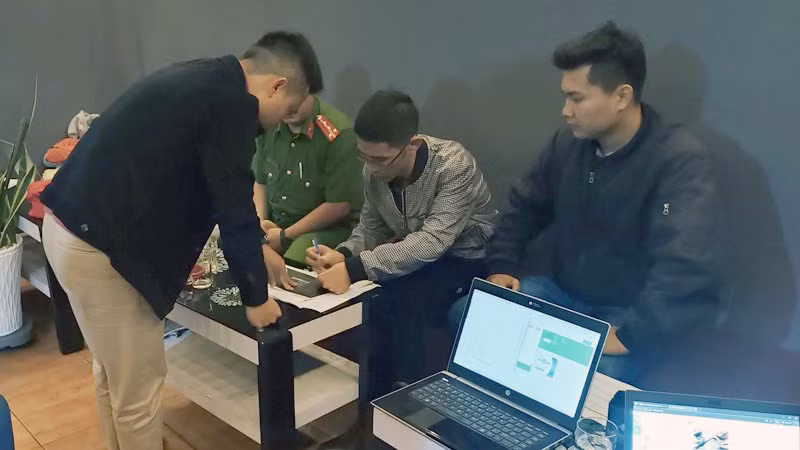 Lực lượng chức năng làm việc với đối tượng liên quan vụ việc.