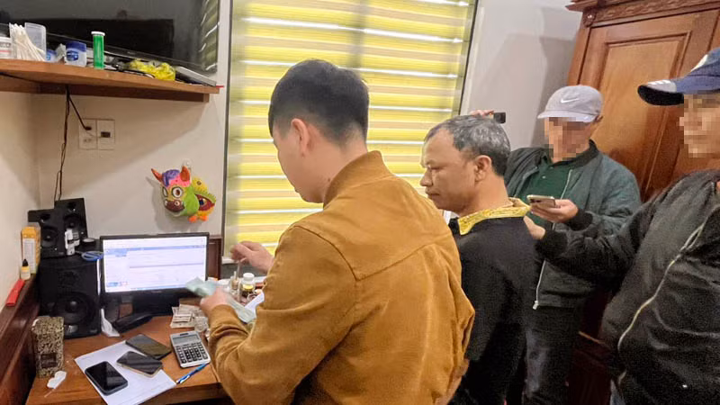 Lực lượng công an bắt quả tang đối tượng tổ chức đánh bạc bằng hình thức cá độ bóng đá trực tuyến.